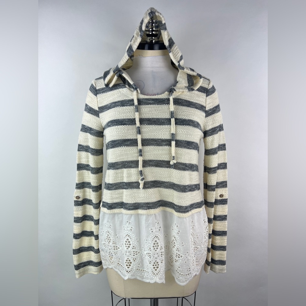 💚 3425. Striped Hooded Eyelet Trim Top